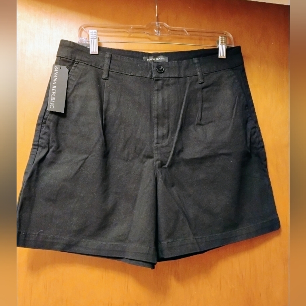 NWT Banana Republic Size 10 Black Flat-Front Shorts